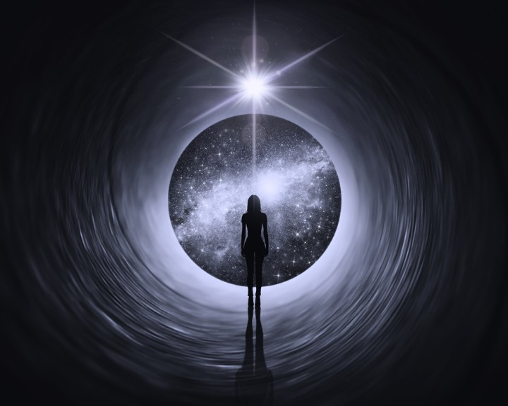 Frau steht vor Sternentor