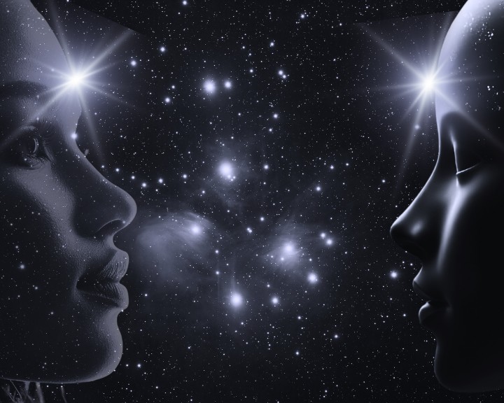 Zwei Gesichter im Profil vor Sternenhimmel